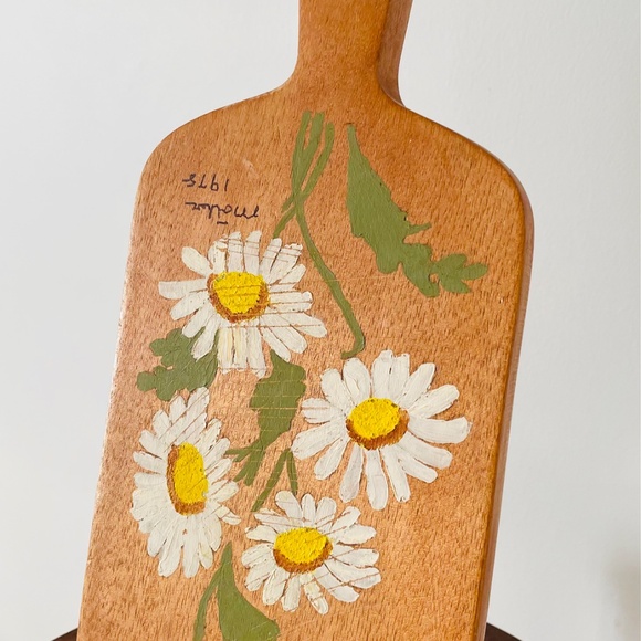 Hand-painted wooden cutting board with daisies and inscription "Mollie 1975” - Picture 3 of 6